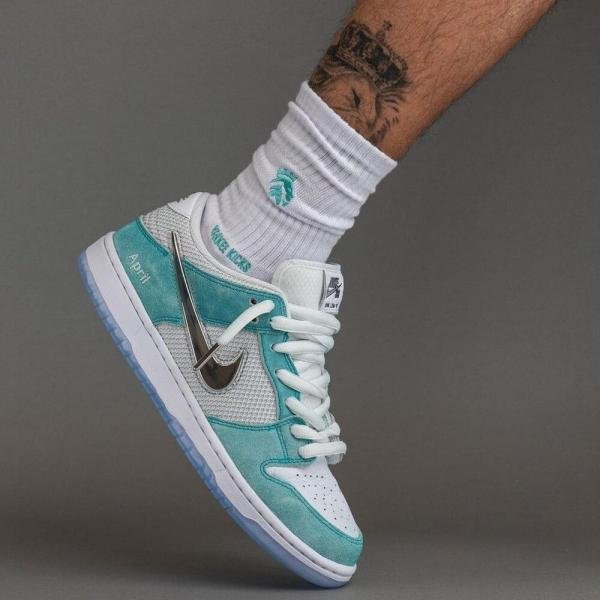 NIKE SB DUNK APRIL