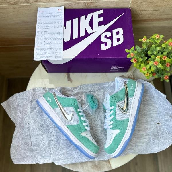 NIKE SB DUNK APRIL