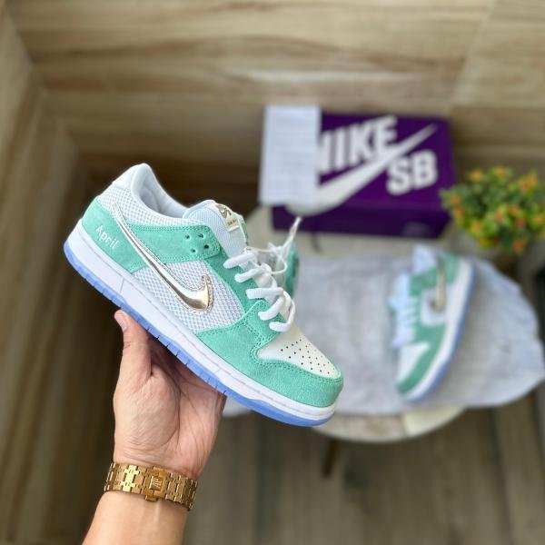 NIKE SB DUNK APRIL