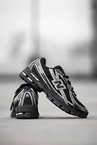 NEW BALANCE 740 BLACK