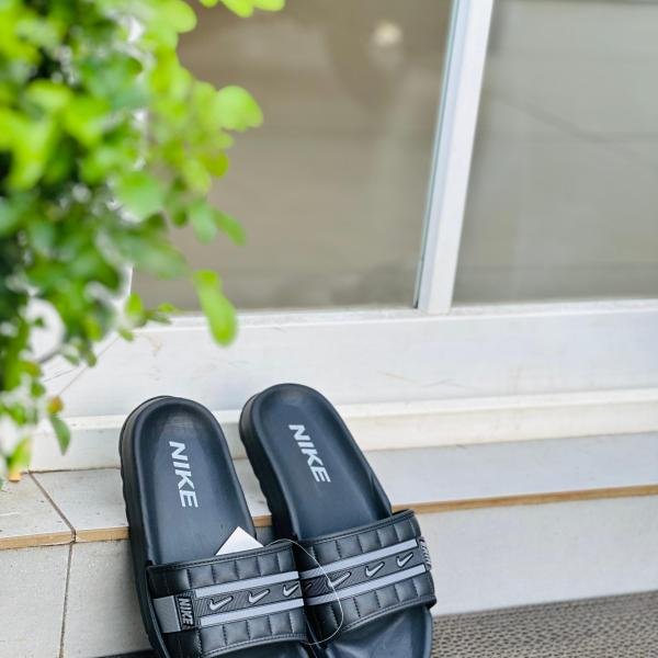 NIKE FLIP FLOPS