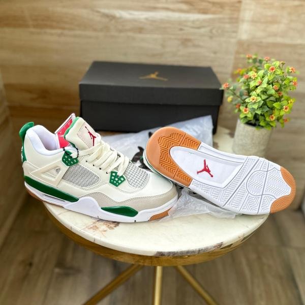 JORDANS RETRO 4