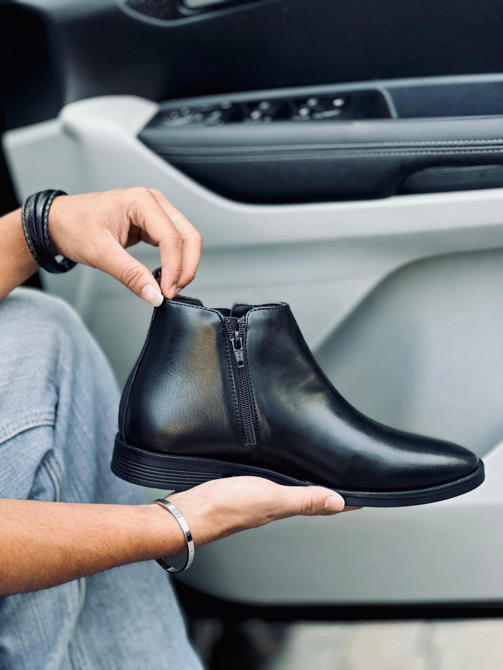 CHELSEA BOOTS