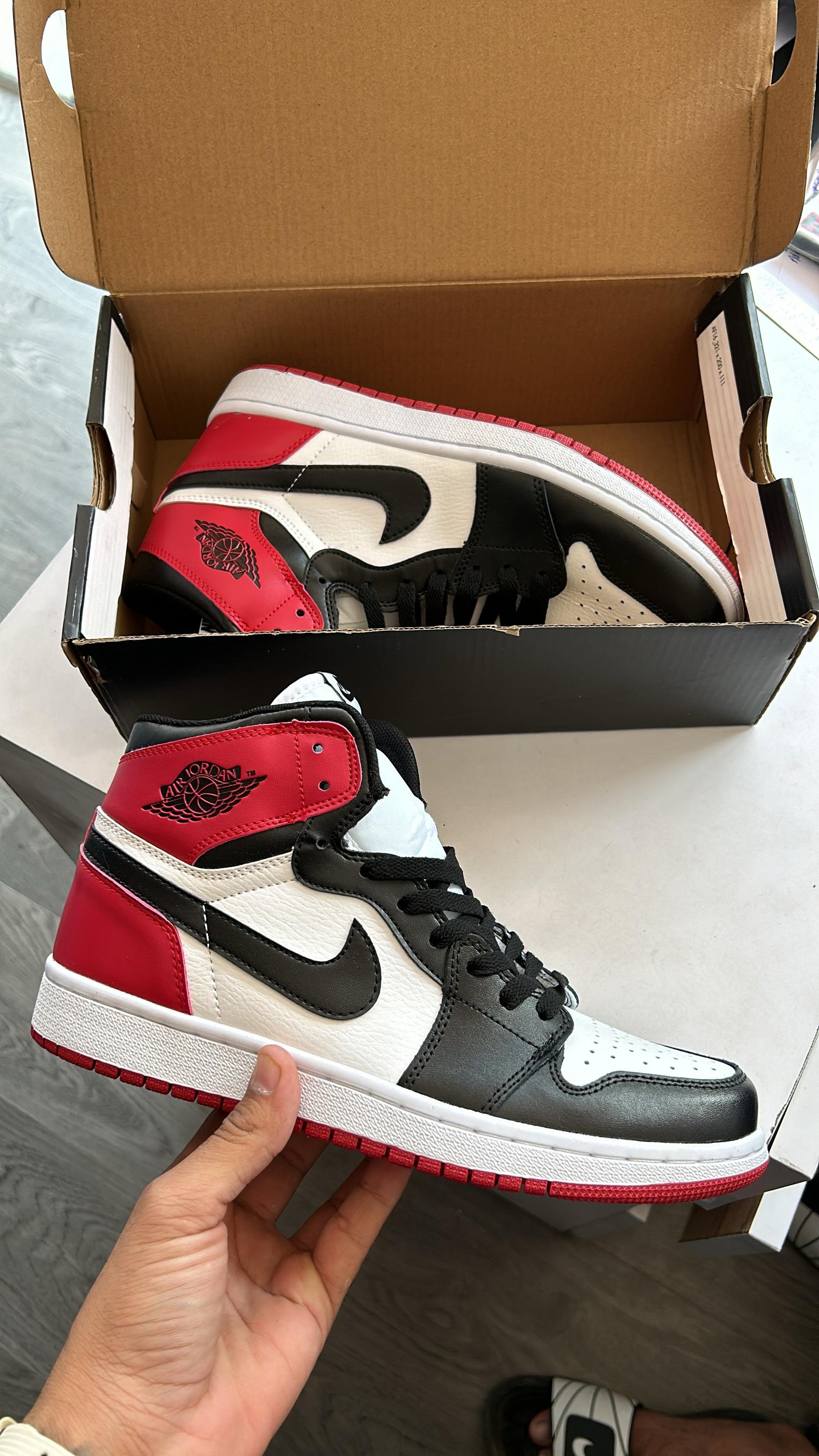 AIR JORDAN ONE