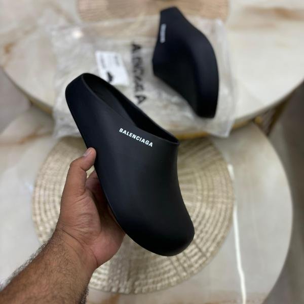 BALENCIAGA