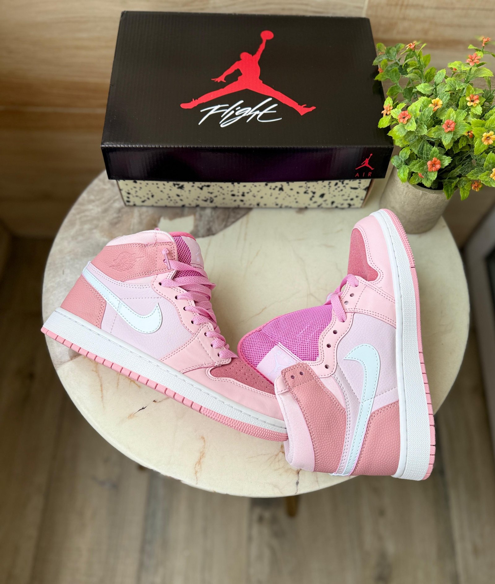AIR JORDANS RETRO 1 DIGITAL PINK
